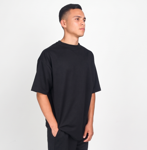 Conjunto oversize de algodón negro de la marca JOBAN, ropa cómoda de estilo casual y moderno.