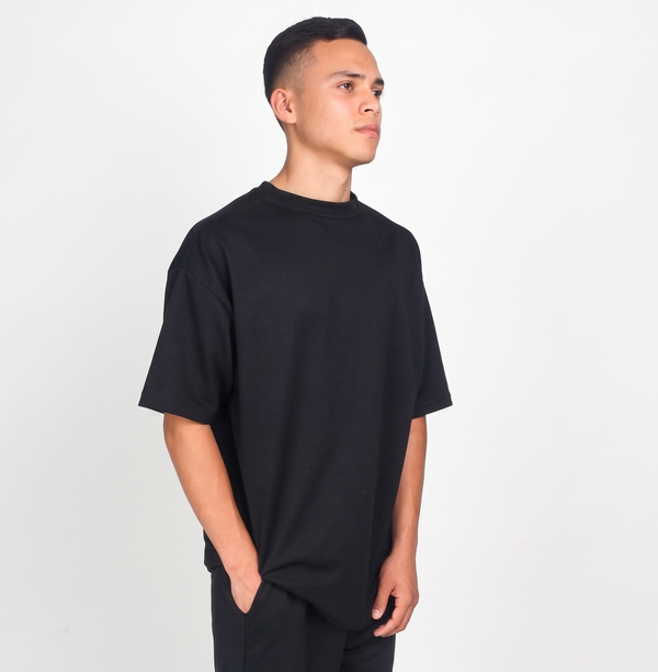 Conjunto oversize de algodón negro de la marca JOBAN, ropa cómoda de estilo casual y moderno.