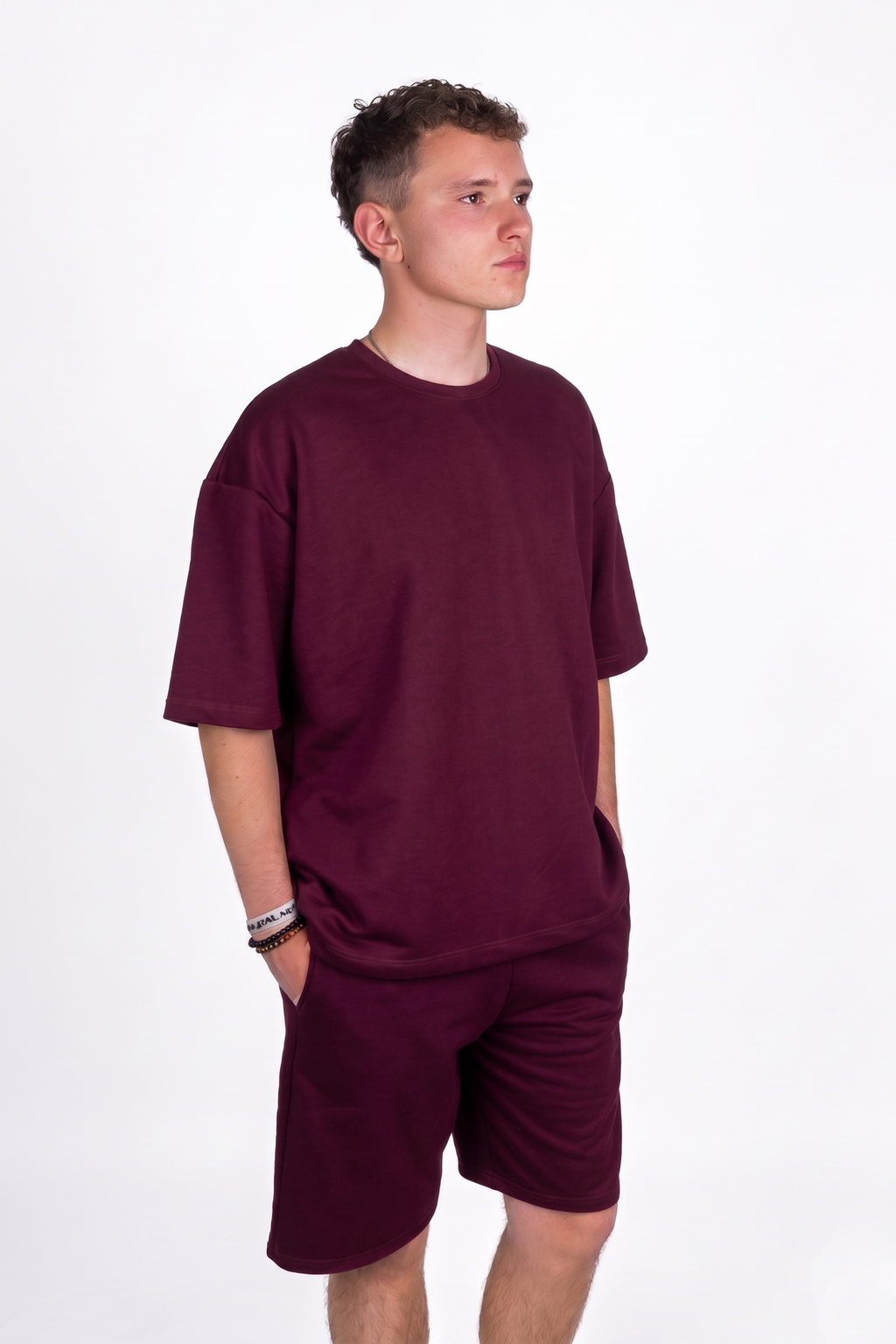 Conjunto oversize de algodón color vinotinto de la marca JOBAN, con camiseta y pantalones cómodos y estilosos.