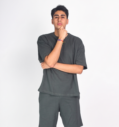 Conjunto oversize de algodón en color oliva de la marca JOBAN, camiseta y pantalones cómodos y modernos para uso casual.