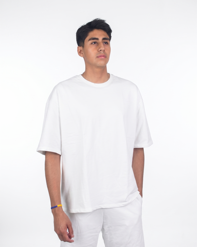 Conjunto oversized de algodón blanco de JOBAN, ropa cómoda y moderna para mujer, vista frontal con detalles suaves.