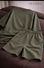 Conjunto oversize de JOBAN en color oliva, hecho de 100% algodón, con diseño cómodo y moderno para mujer.