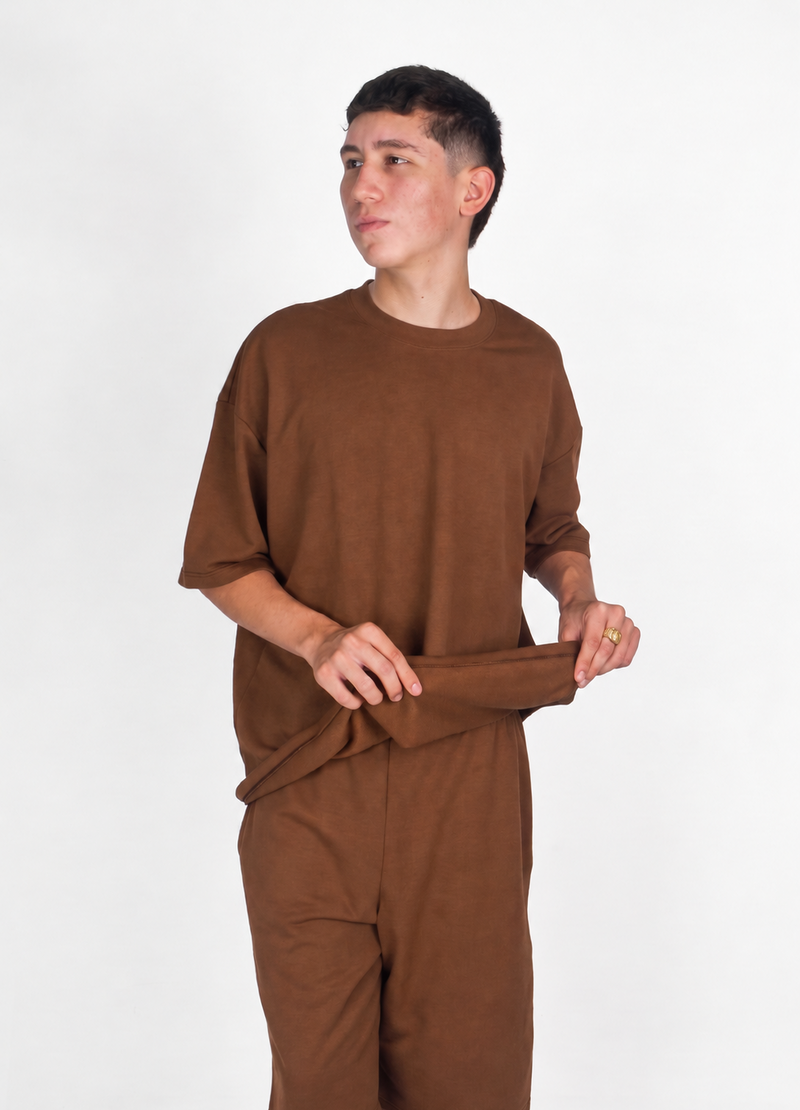 Conjunto oversized de algodón color café de la marca JOBAN, con camiseta y pantalones cómodos y de estilo relajado.